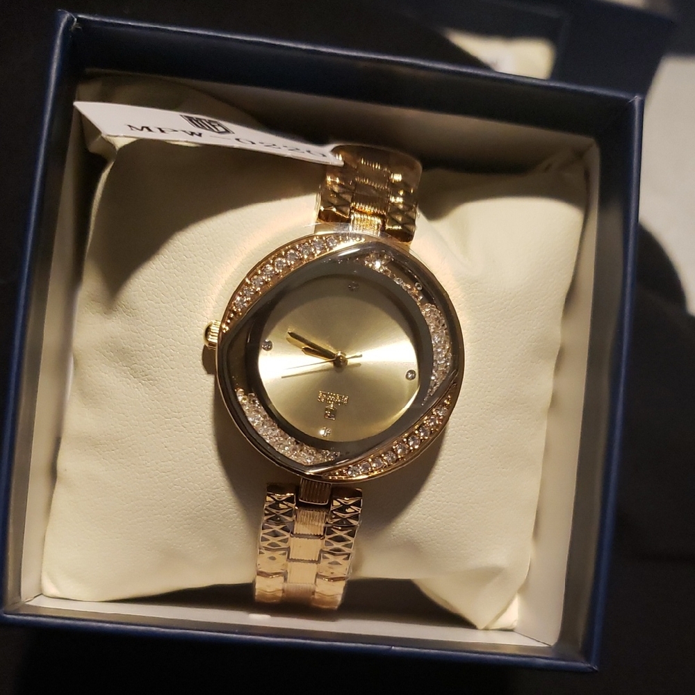 Luxury Gold Women's Watch with Crystal Detailing